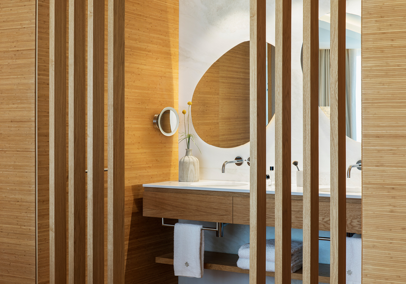 Throughout the hotel, rooms are characterised by warm tones and sleek wooden designs