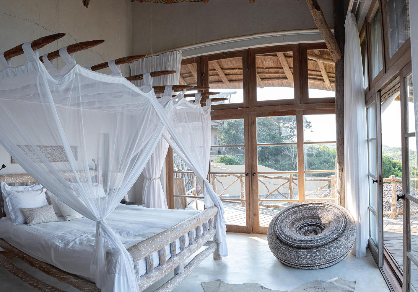 The bedrooms at Colina Verde overlook the Indian Ocean and are traditionally decorated