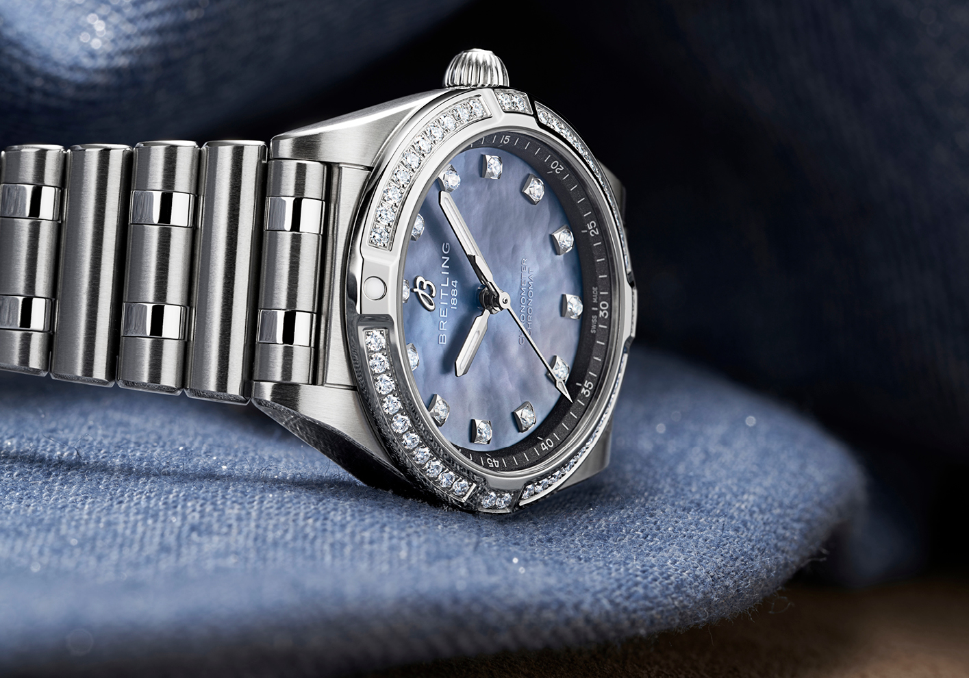  Features a bezel set with lab-grown diamonds.